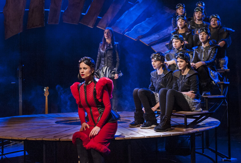 Roodhapje, Holland Opera,
CREATIVES:
Muziek: Steven Kamperman - Libretto: Joke Hoolboom naar de toneeltekst ‘Roodhapje’ van Imme Dros - Regie: Joke Hoolboom - Decorontwerp: Douwe Hibma - Lichtontwerp: Maarten Warmerdam - Geluidsontwerp: Tom Gelissen - Kostuums: Sophie Ketting & Marjan van Geene
Roodhapje, Holland Opera,
CAST:
Roodhapje: Leonie van der Wal - Grootmoeder: Madieke Marjon - Wolf: Niek Idelenburg
MUSICI:
Slagwerk: Christiaan Saris - Gitaar: Jurgen Burdorf