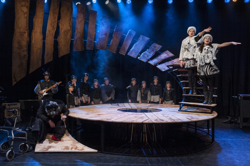 Roodhapje, Holland Opera,
CREATIVES:
Muziek: Steven Kamperman - Libretto: Joke Hoolboom naar de toneeltekst ‘Roodhapje’ van Imme Dros - Regie: Joke Hoolboom - Decorontwerp: Douwe Hibma - Lichtontwerp: Maarten Warmerdam - Geluidsontwerp: Tom Gelissen - Kostuums: Sophie Ketting & Marjan van Geene
Roodhapje, Holland Opera,
CAST:
Roodhapje: Leonie van der Wal - Grootmoeder: Madieke Marjon - Wolf: Niek Idelenburg
MUSICI:
Slagwerk: Christiaan Saris - Gitaar: Jurgen Burdorf