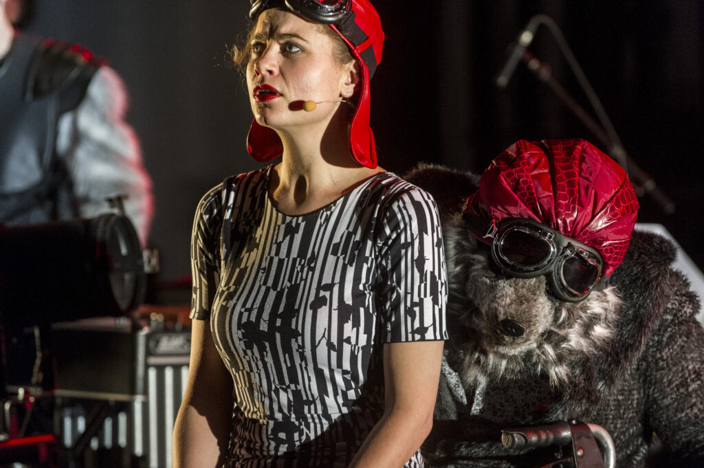 Roodhapje, Holland Opera,
CREATIVES:
Muziek: Steven Kamperman - Libretto: Joke Hoolboom naar de toneeltekst ‘Roodhapje’ van Imme Dros - Regie: Joke Hoolboom - Decorontwerp: Douwe Hibma - Lichtontwerp: Maarten Warmerdam - Geluidsontwerp: Tom Gelissen - Kostuums: Sophie Ketting & Marjan van Geene
Roodhapje, Holland Opera,
CAST:
Roodhapje: Leonie van der Wal - Grootmoeder: Madieke Marjon - Wolf: Niek Idelenburg
MUSICI:
Slagwerk: Christiaan Saris - Gitaar: Jurgen Burdorf