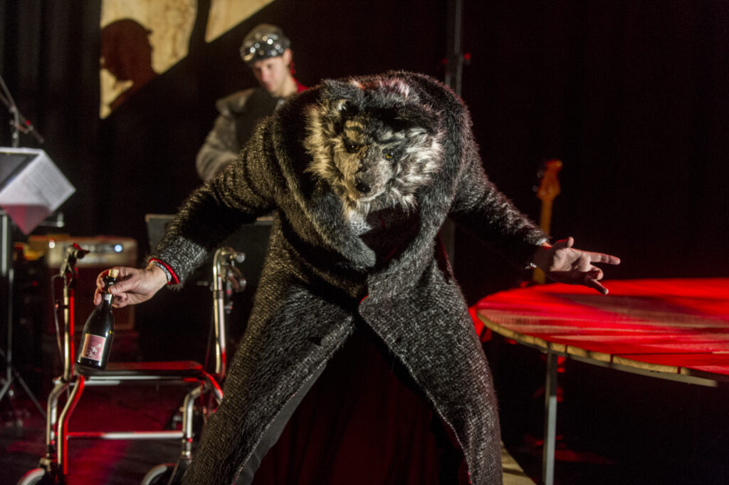 Roodhapje, Holland Opera,
CREATIVES:
Muziek: Steven Kamperman - Libretto: Joke Hoolboom naar de toneeltekst ‘Roodhapje’ van Imme Dros - Regie: Joke Hoolboom - Decorontwerp: Douwe Hibma - Lichtontwerp: Maarten Warmerdam - Geluidsontwerp: Tom Gelissen - Kostuums: Sophie Ketting & Marjan van Geene
Roodhapje, Holland Opera,
CAST:
Roodhapje: Leonie van der Wal - Grootmoeder: Madieke Marjon - Wolf: Niek Idelenburg
MUSICI:
Slagwerk: Christiaan Saris - Gitaar: Jurgen Burdorf